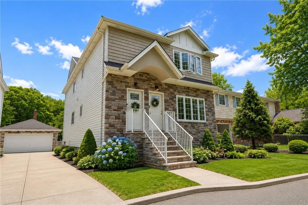 Photo of 172 Macgregor Street, Staten Island, NY 10309 (MLS # 501640)