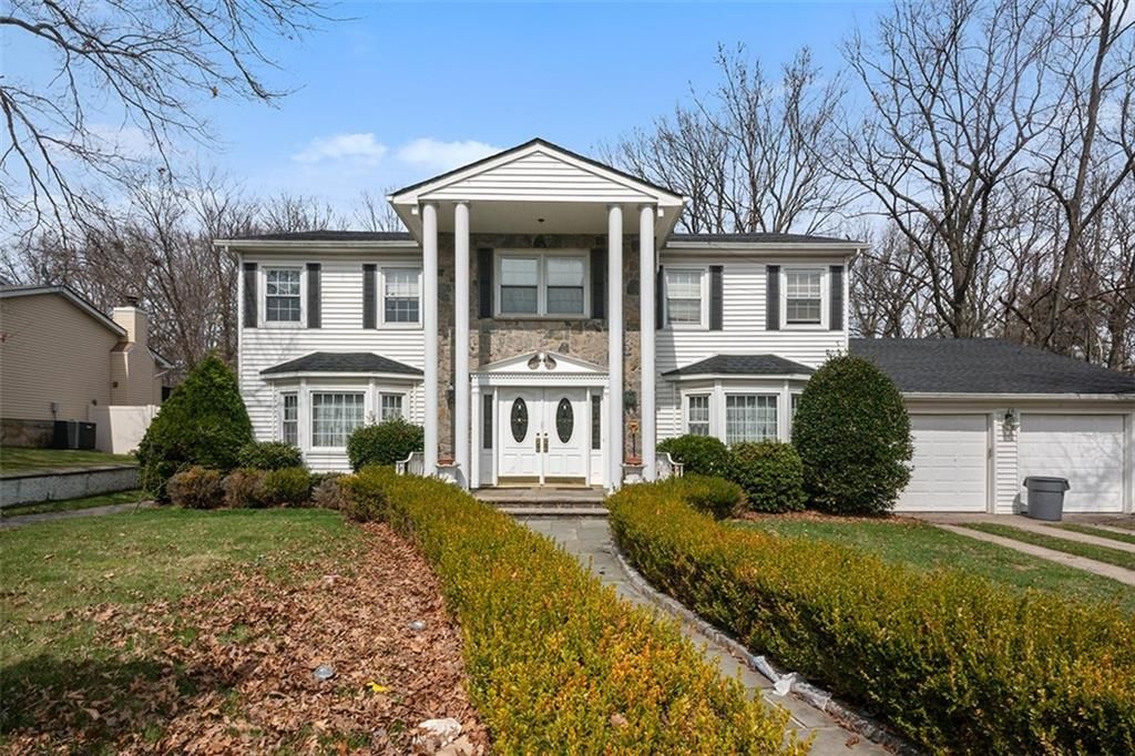 Photo of 333 Boscombe Avenue, Staten Island, NY 10309 (MLS # 499932)