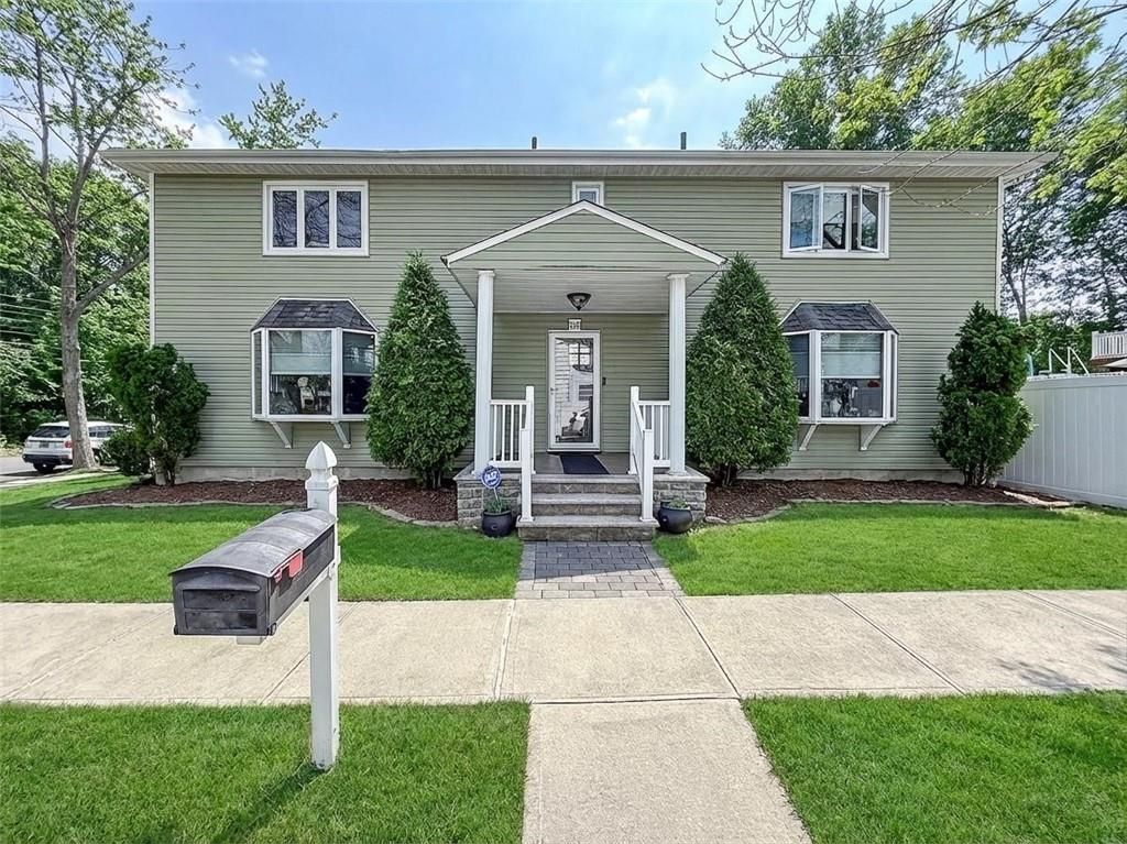 Photo of 282 Billiou Street, New York, NY 10312 (MLS # 500162)