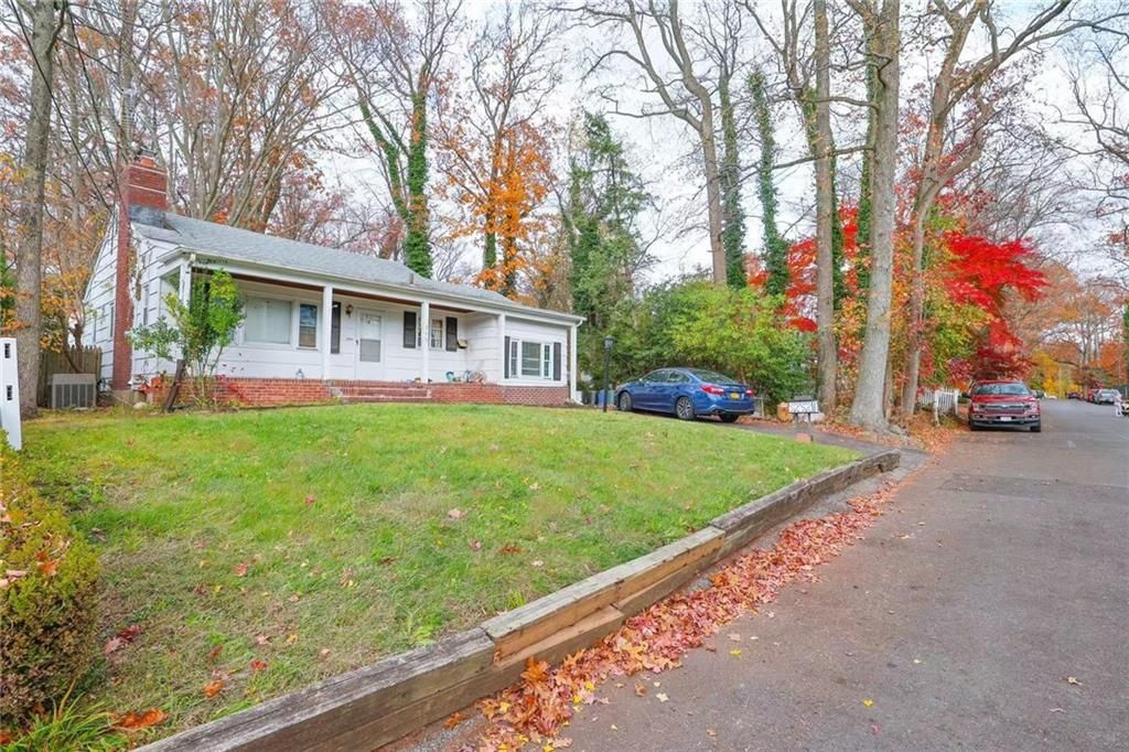 Photo of 267 Edinboro Road, Staten Island, NY 10306 (MLS # 497425)