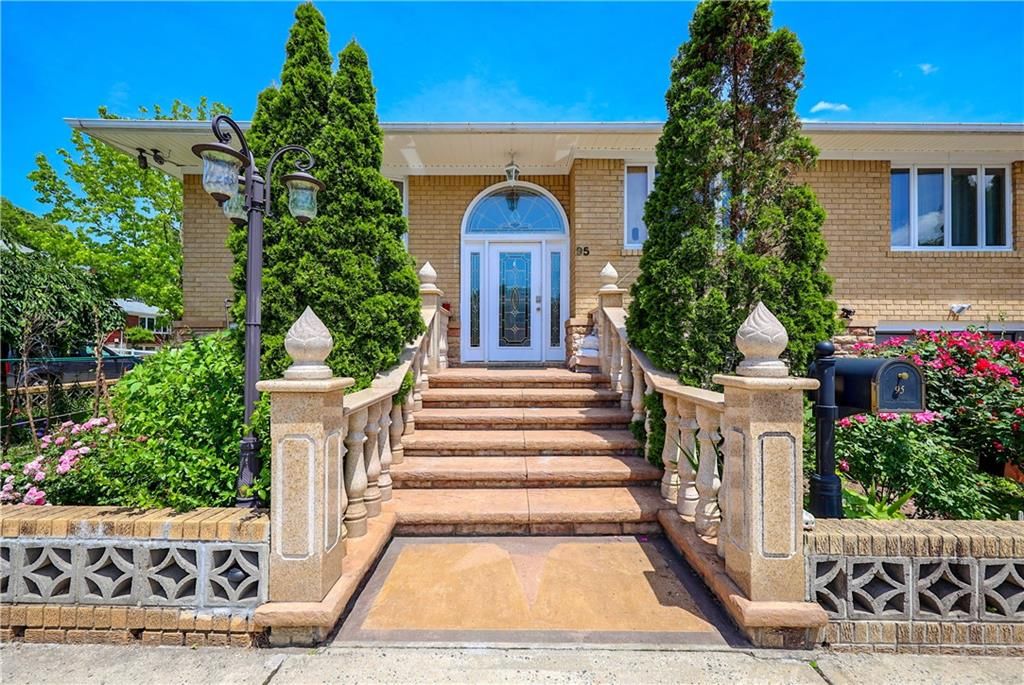 Photo of 95 Woodlawn Avenue, Staten Island, NY 10305 (MLS # 498809)