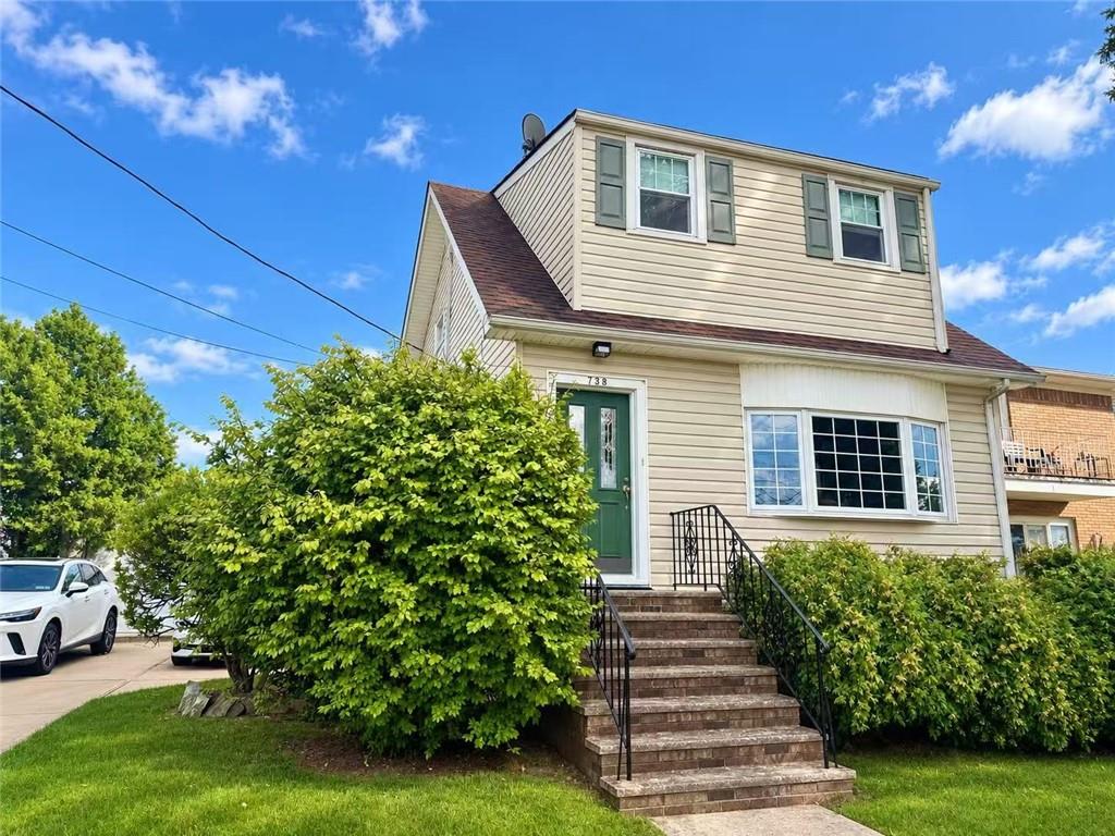 Photo of 738 Woodrow Road, Staten Island, NY 10312 (MLS # 504142)