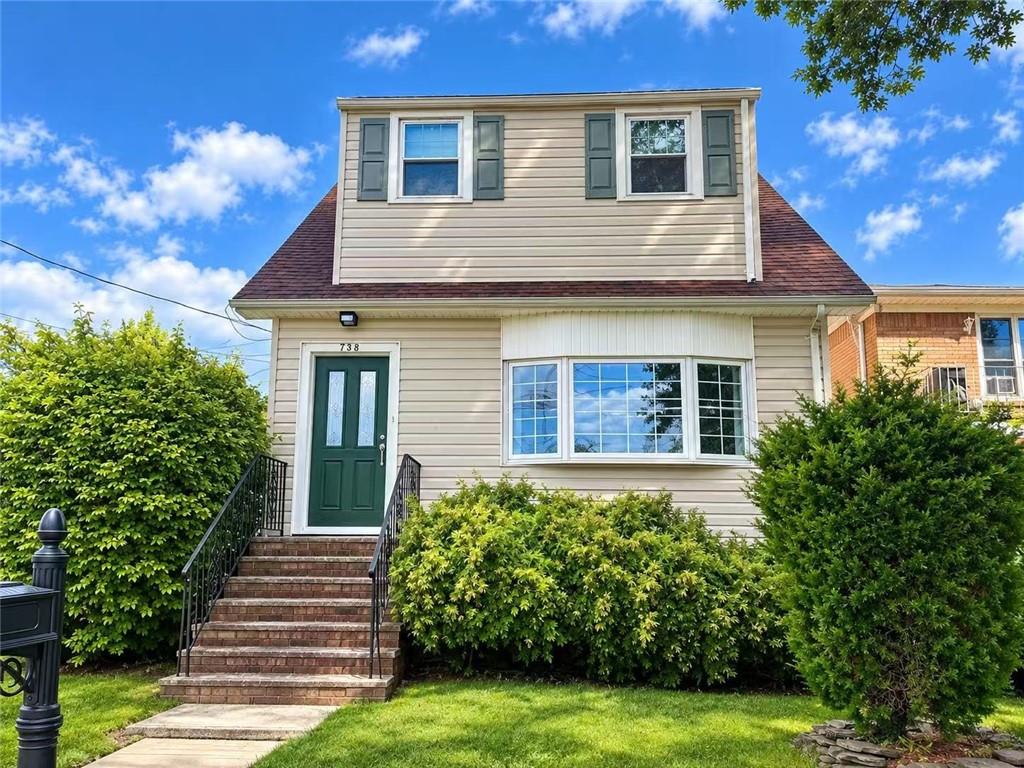 Photo of 738 Woodrow Road, Staten Island, NY 10312 (MLS # 504142)