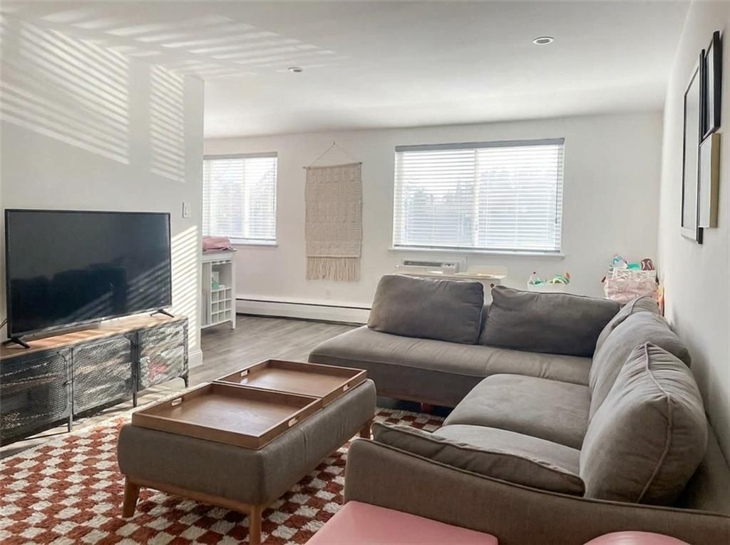 Photo of 17 Gadsen Place #2F, Staten Island, NY 10314 (MLS # 500823)