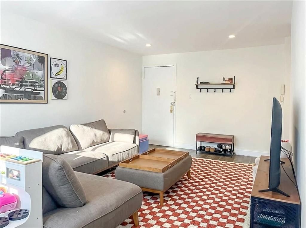 Photo of 17 Gadsen Place #2F, Staten Island, NY 10314 (MLS # 500823)