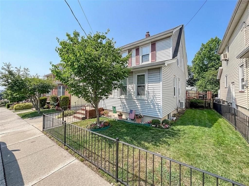Photo of 471 Pelton Avenue, Staten Island, NY 10310 (MLS # 500262)