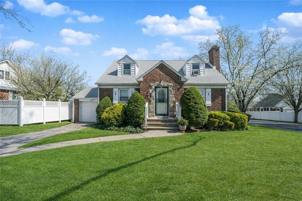 Photo of 72 10th Street, Staten Island, NY 10306 (MLS # 500393)