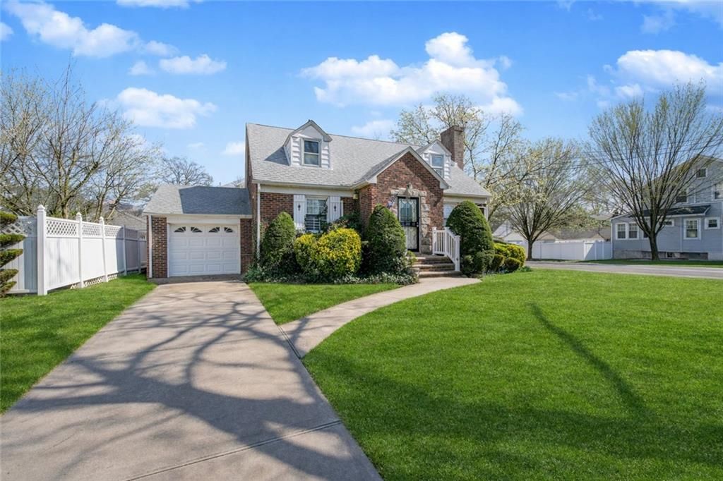 Photo of 72 10th Street, Staten Island, NY 10306 (MLS # 500393)