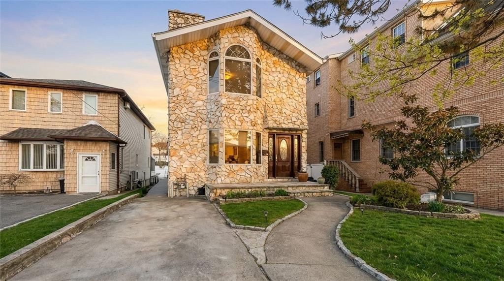 Photo of Withheld Withheld Avenue, Staten Island, NY 10305 (MLS # 499101)