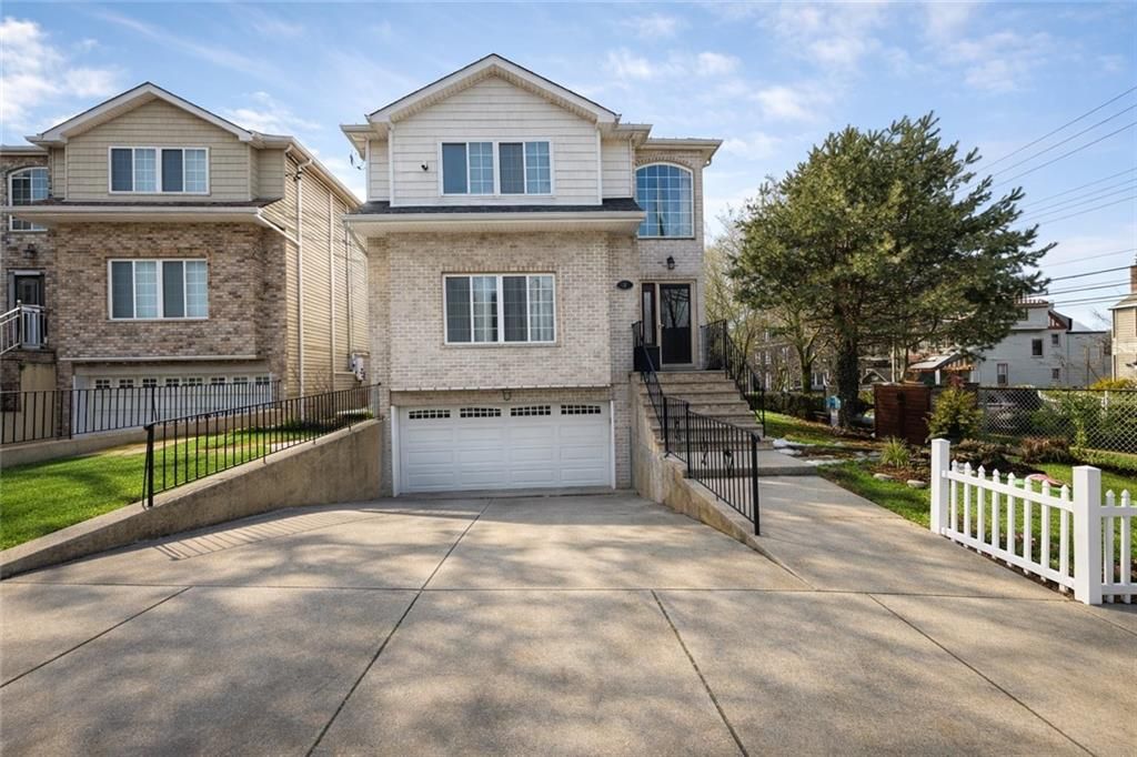 Photo of 2 Clinton Court, Staten Island, NY 10301 (MLS # 500238)