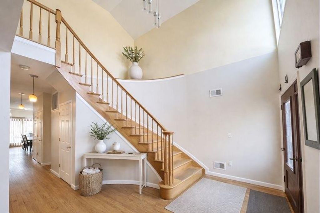 Photo of 2 Clinton Court, Staten Island, NY 10301 (MLS # 500238)