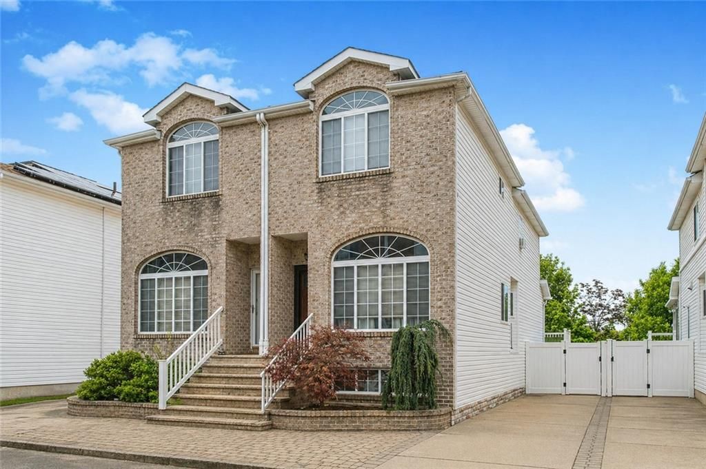 Photo of 6771 Hylan Boulevard, Staten Island, NY 10309 (MLS # 501017)