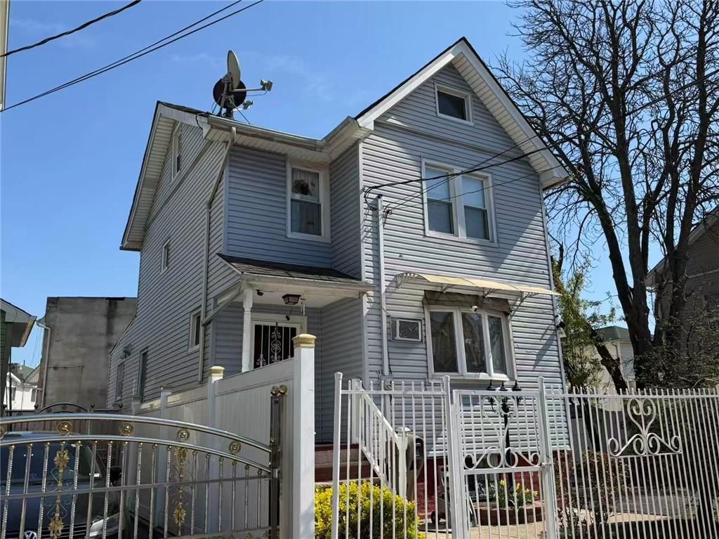 Photo of 11 Cortlandt Street, Staten Island, NY 10302 (MLS # 500399)