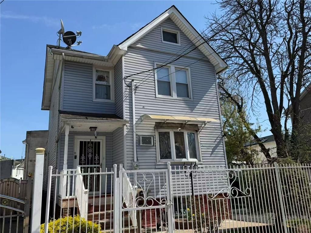 Photo of 11 Cortlandt Street, Staten Island, NY 10302 (MLS # 500399)
