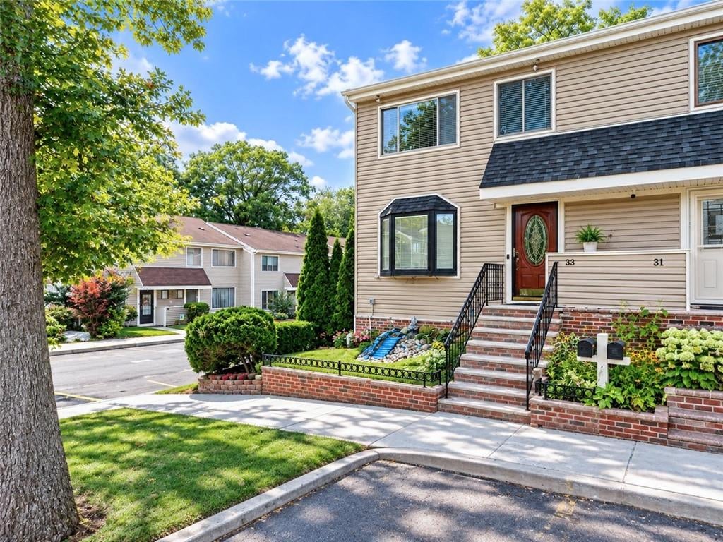 Photo of 33 Berry Court, Staten Island, NY 10309 (MLS # 504552)