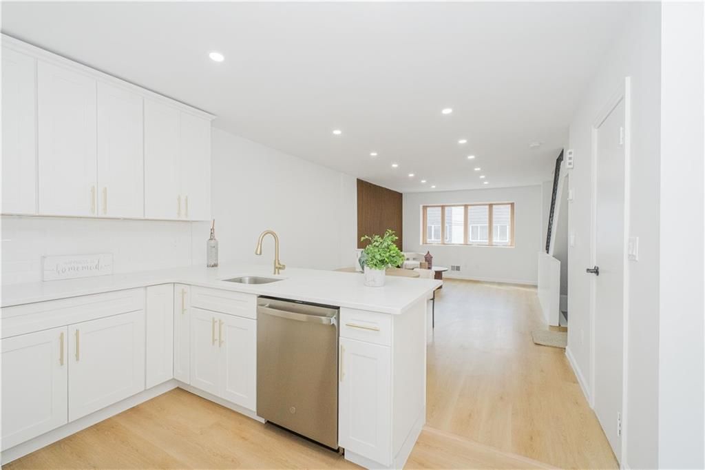 Photo of 63 Avon Lane, Staten Island, NY 10314 (MLS # 499937)