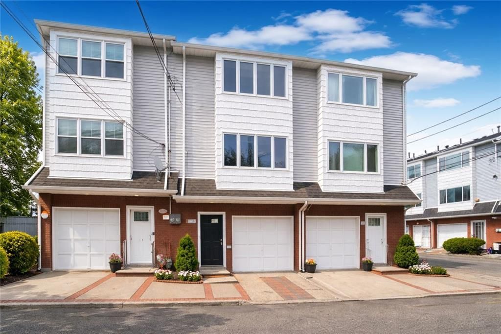 Photo of 63 Avon Lane, Staten Island, NY 10314 (MLS # 499937)