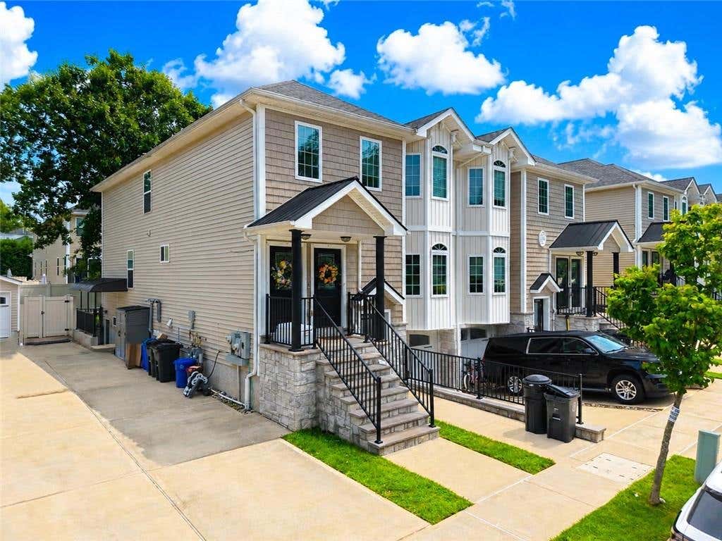 Photo of 23 Wiltshire Lane, Staten Island, NY 10309 (MLS # 503776)