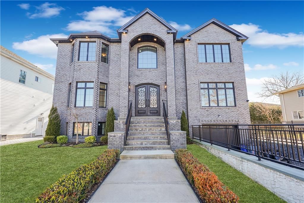 Photo of 946 Edgegrove Avenue, Staten Island, NY 10309 (MLS # 498666)