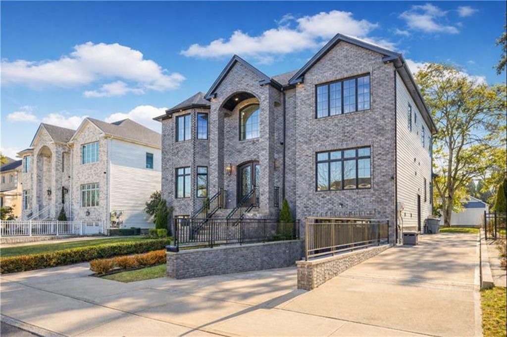 Photo of 946 Edgegrove Avenue, Staten Island, NY 10309 (MLS # 498666)