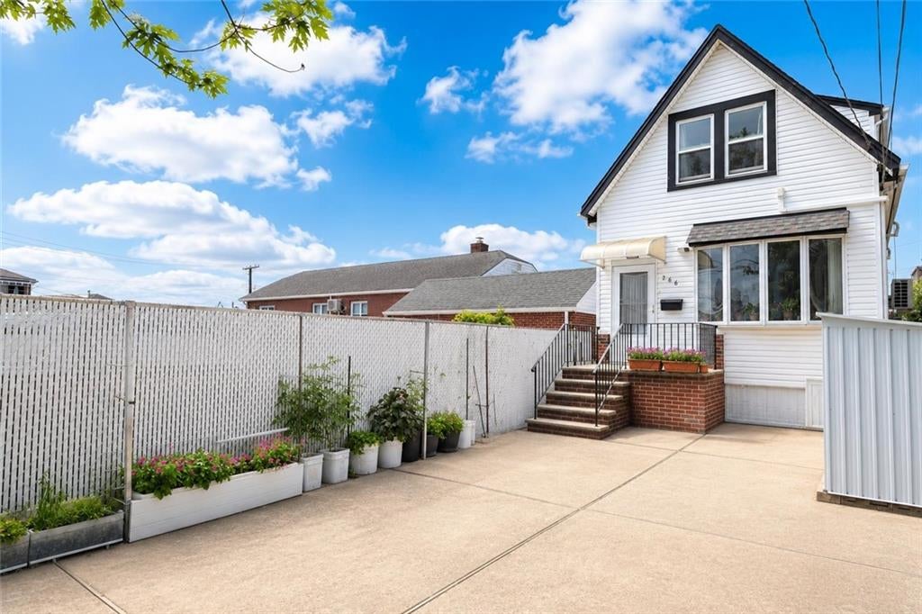 Photo of 266 Kensington Avenue, Richmond, NY 10305 (MLS # 503271)