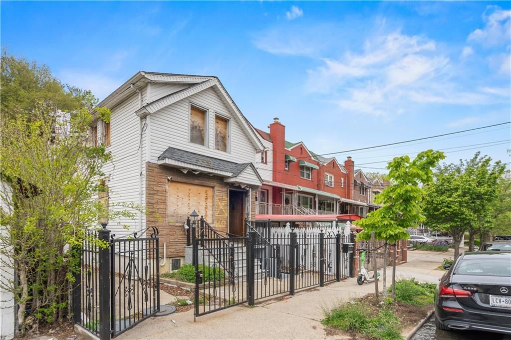 Photo of 2925 Throop Avenue, Bronx, NY 10469 (MLS # 501199)