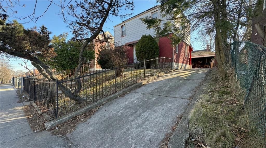 Photo of 242 Vanderbilt Avenue, Staten Island, NY 10304 (MLS # 498636)