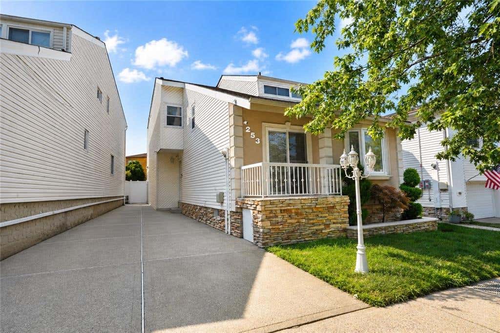 Photo of 253 Green Valley Road, Staten Island, NY 10312 (MLS # 503662)