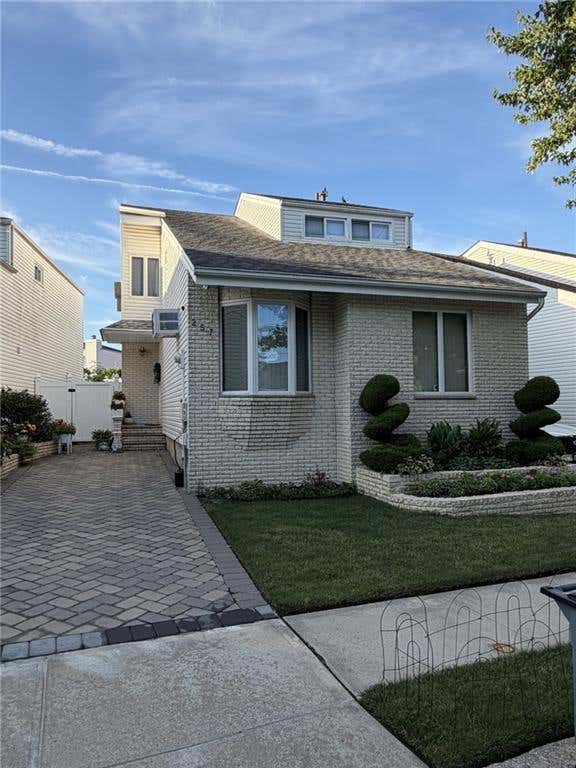 Photo of 253 Green Valley Road, Staten Island, NY 10312 (MLS # 503662)