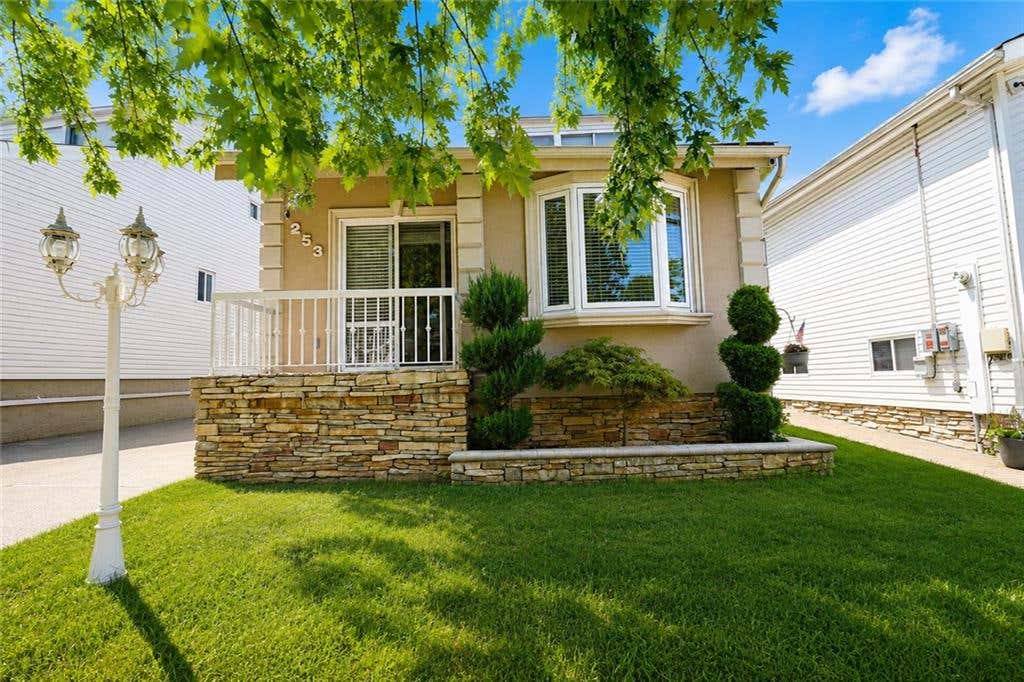 Photo of 253 Green Valley Road, Staten Island, NY 10312 (MLS # 503662)