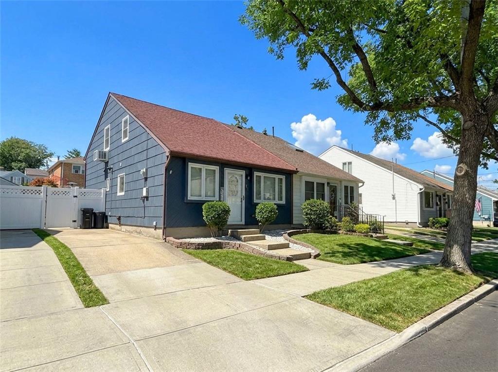 Photo of 41 Ackerman Street, Staten Island, NY 10308 (MLS # 504818)