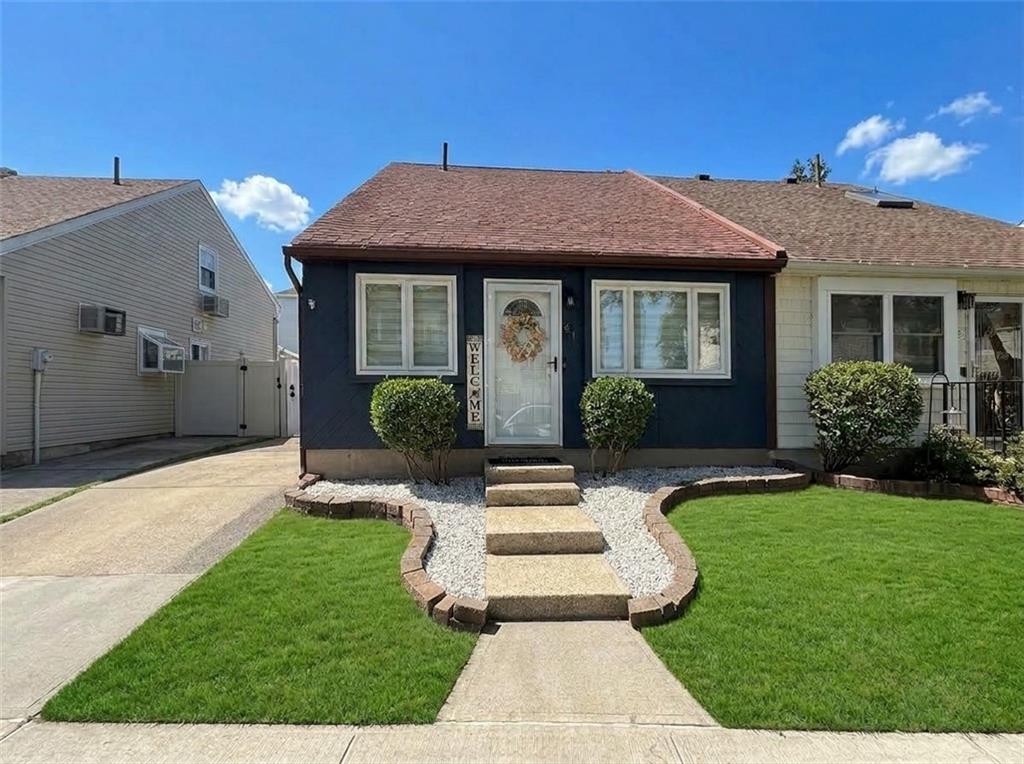 Photo of 41 Ackerman Street, Staten Island, NY 10308 (MLS # 504818)