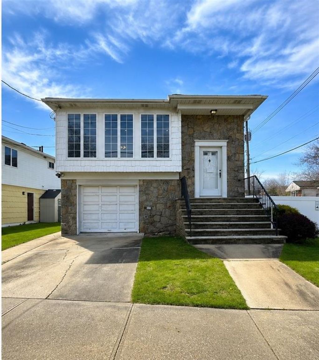 Photo of 128 Queen Street, Staten Island, NY 10314 (MLS # 503011)