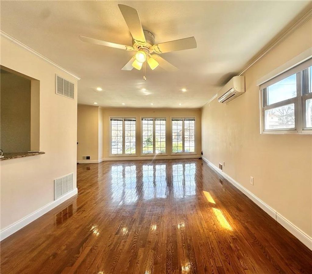 Photo of 128 Queen Street, Staten Island, NY 10314 (MLS # 503011)