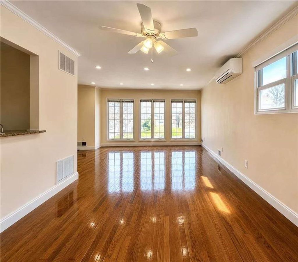 Photo of 128 Queen Street, Staten Island, NY 10314 (MLS # 503011)