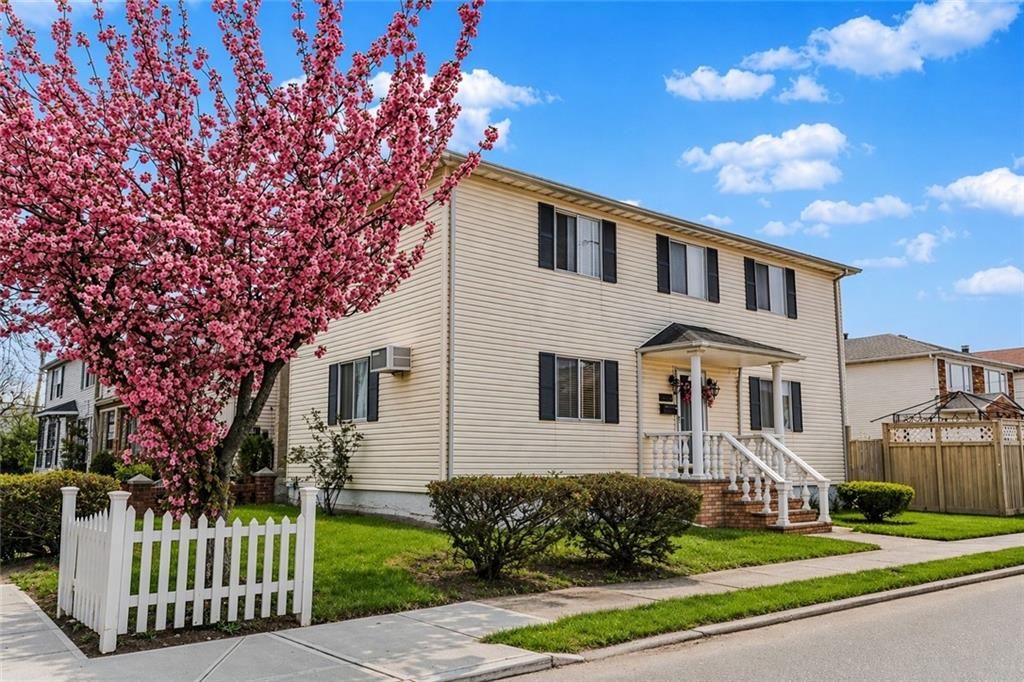 Photo of 2 Madison Avenue, Staten Island, NY 10314 (MLS # 500643)