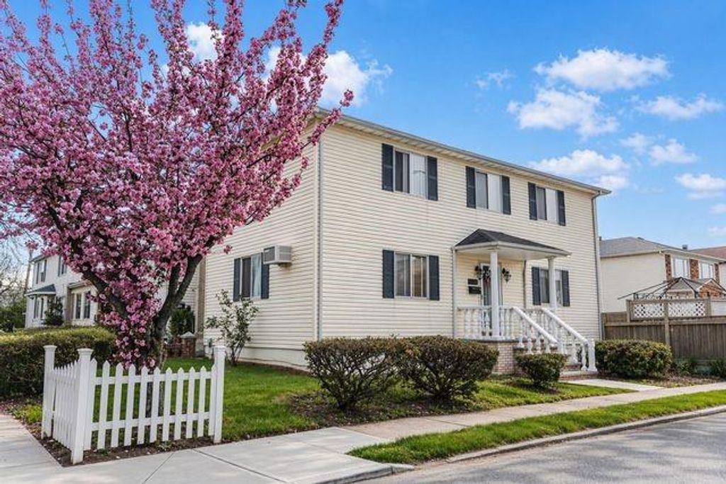 Photo of 2 Madison Avenue, Staten Island, NY 10314 (MLS # 500643)