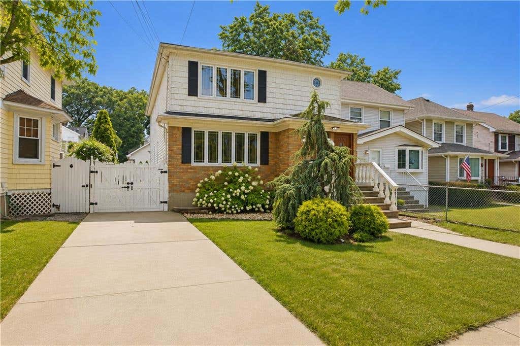 Photo of 184 Slosson Avenue, Staten Island, NY 10314 (MLS # 503899)