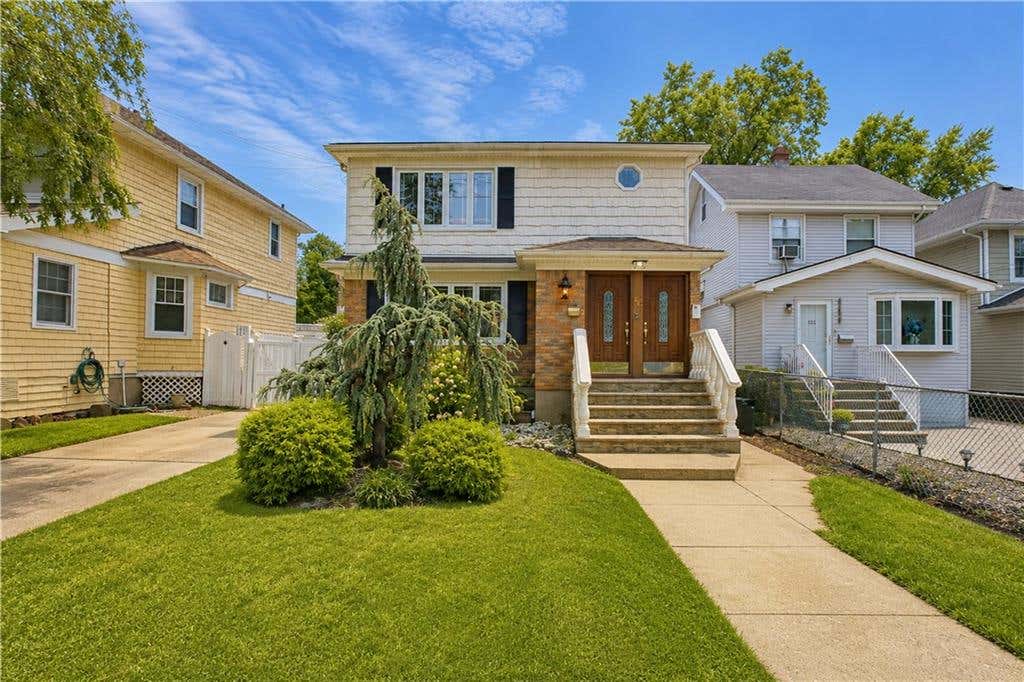 Photo of 184 Slosson Avenue, Staten Island, NY 10314 (MLS # 503899)
