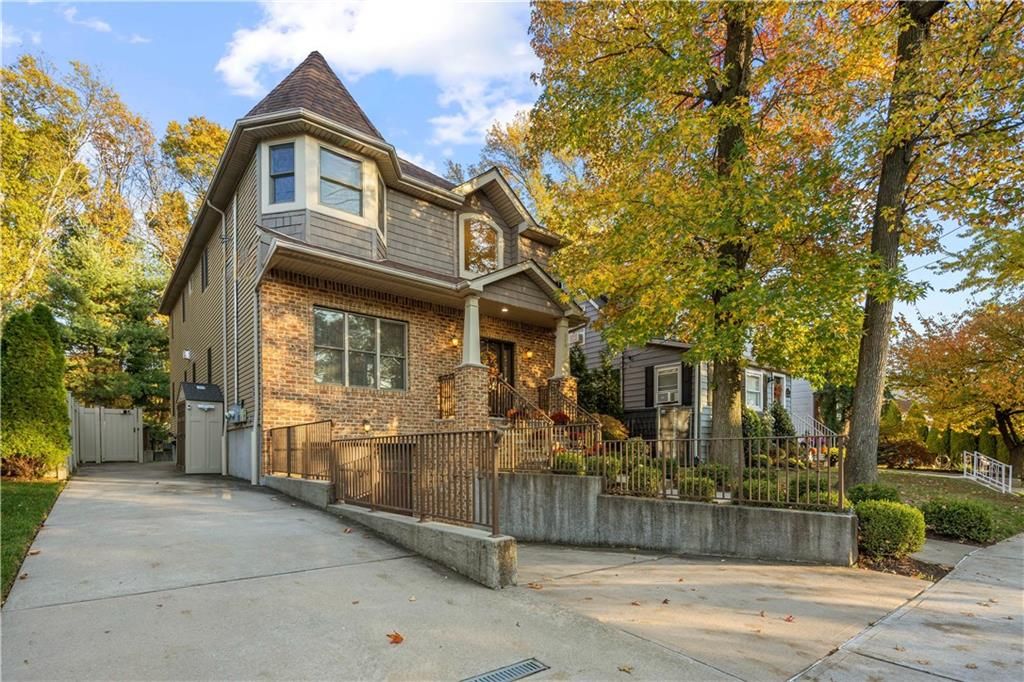 Photo of 109 Madsen Avenue, Staten Island, NY 10309 (MLS # 500222)