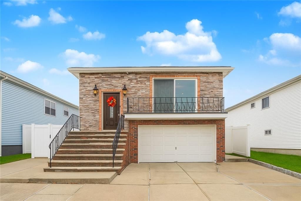 Photo of 28 Drumgoole Road, Staten Island, NY 10312 (MLS # 498187)