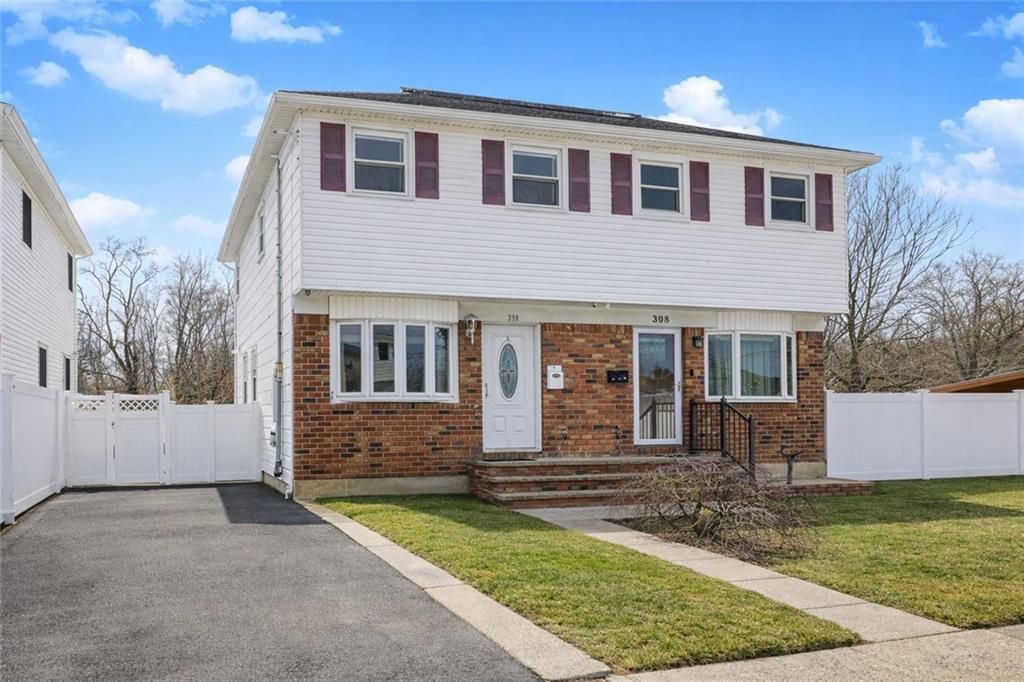 Photo of 310 Chesterton Avenue, Staten Island, NY 10306 (MLS # 499381)