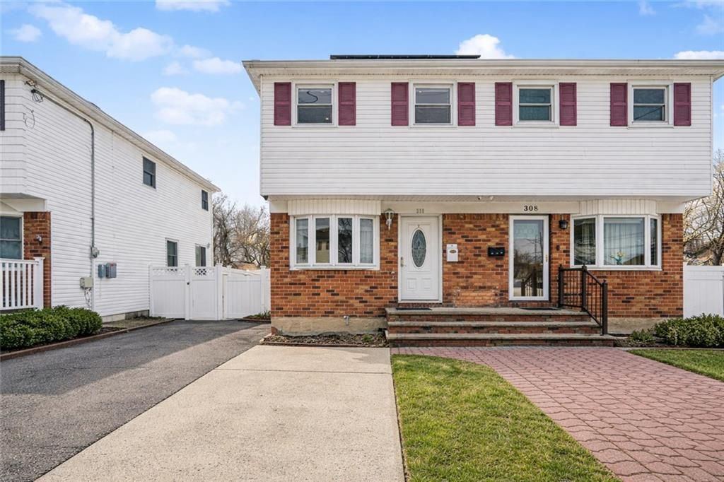 Photo of 310 Chesterton Avenue, Staten Island, NY 10306 (MLS # 499381)