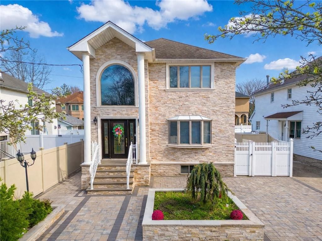 Photo of 450 Ramona Avenue, Staten Island, NY 10309 (MLS # 500273)