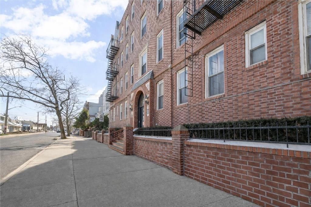 Photo of 109-18 Lefferts Boulevard #D2, Queens, NY 11420 (MLS # 498719)
