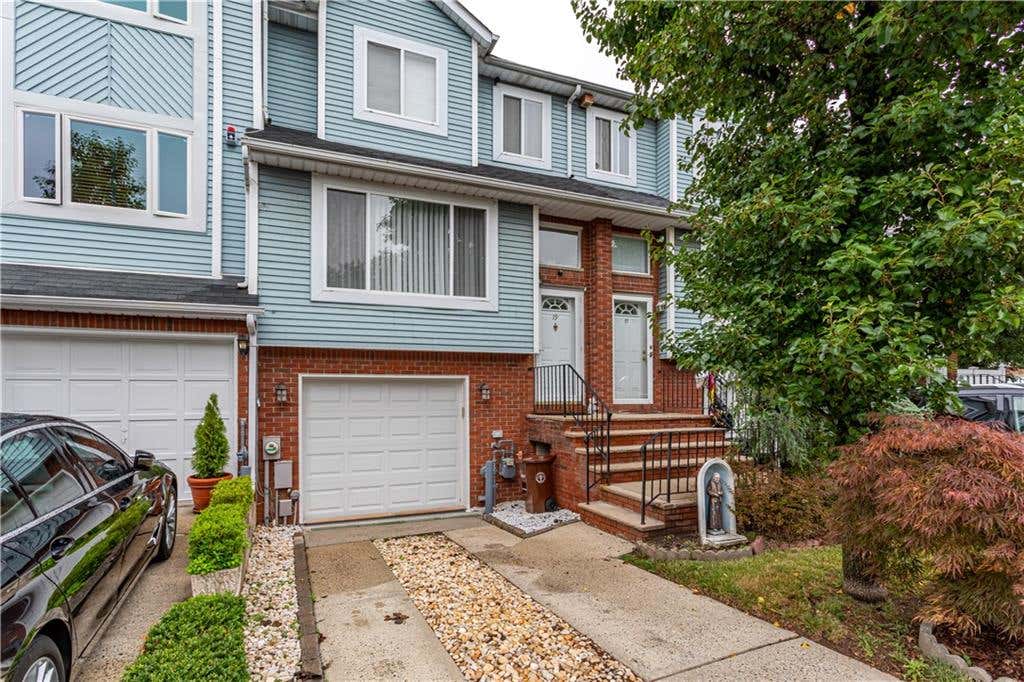 Photo of 19 Pembrook Loop, Staten Island, NY 10309 (MLS # 502937)