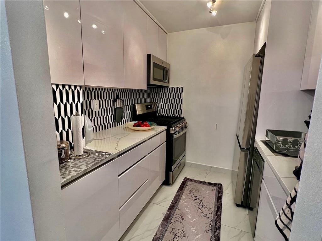 Photo of 1360 Ocean Parkway #6J, Brooklyn, NY 11230 (MLS # 500113)