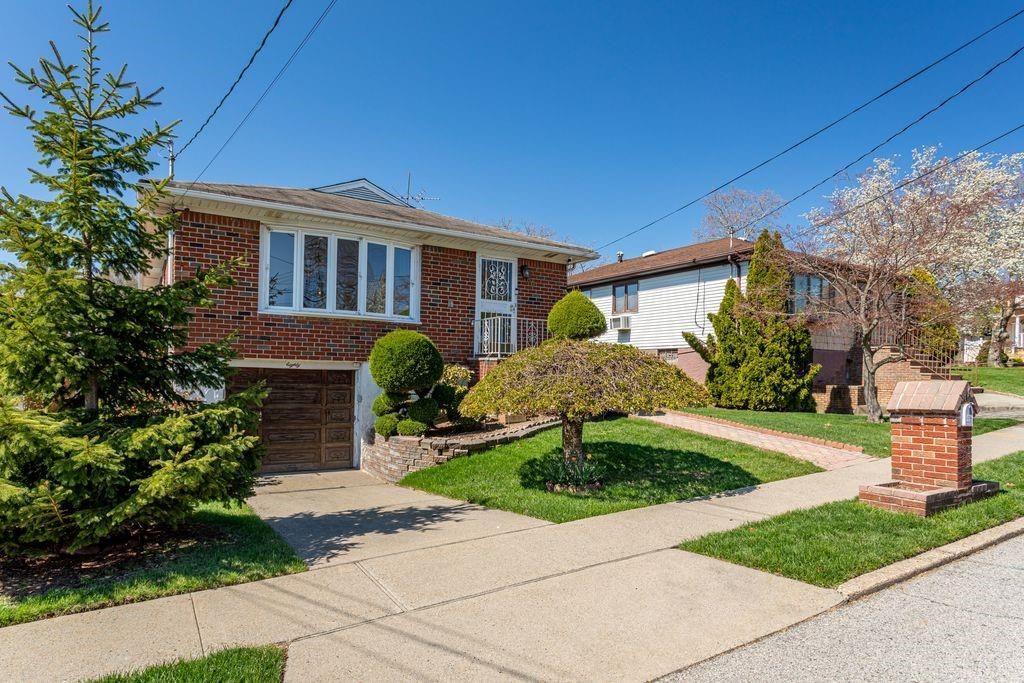Photo of 80 Spratt Avenue, Staten Island, NY 10306 (MLS # 500422)