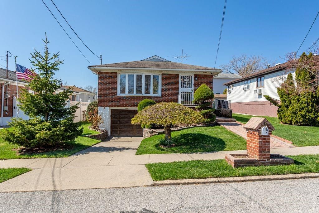 Photo of 80 Spratt Avenue, Staten Island, NY 10306 (MLS # 500422)