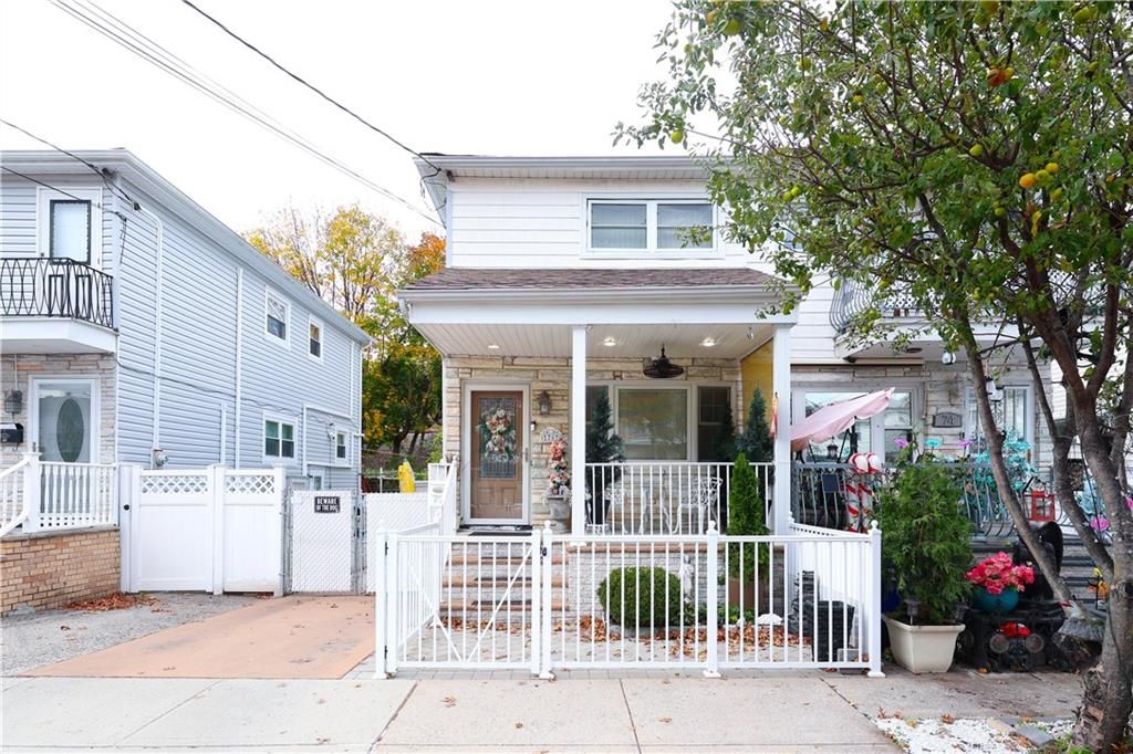 Photo of 76 Railroad Avenue, Staten Island, NY 10305 (MLS # 499746)